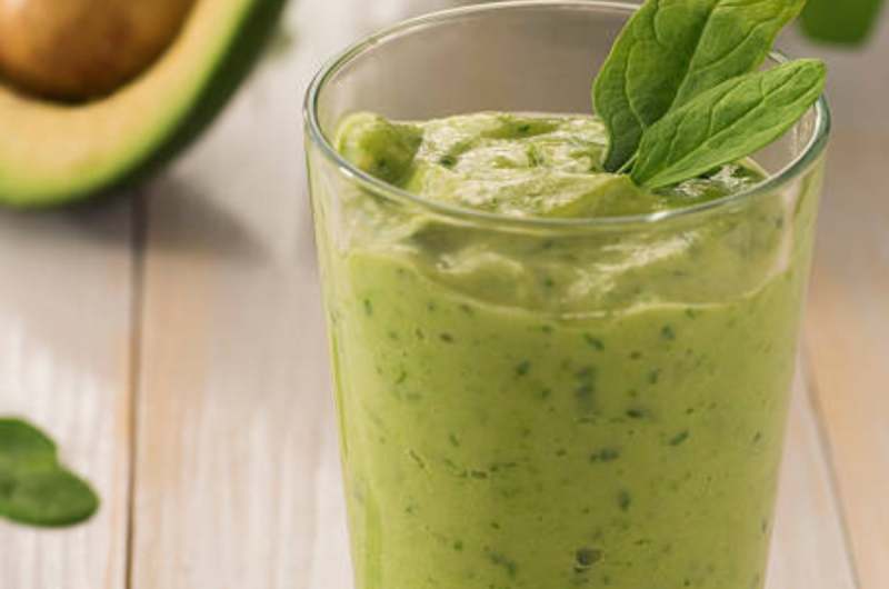 Creamy Keto Avocado & Spinach Smoothie (Quick Low-Carb Breakfast)