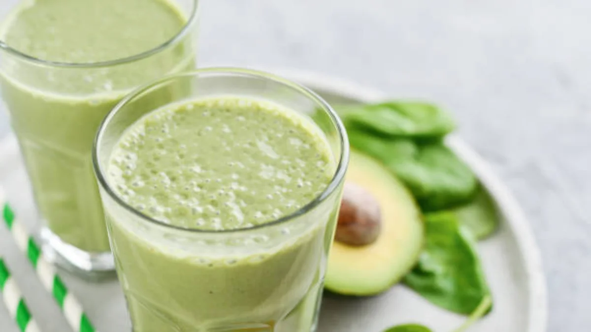 Creamy Keto Avocado & Spinach Smoothie (Quick Low-Carb Breakfast)