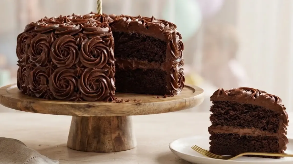 Rich Sugar-Free Chocolate Birthday Cake That’s Actually Moist (With Fudge Frosting)